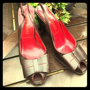 Vintage Miu Miu heels, brown/red w chic bow & peep toe